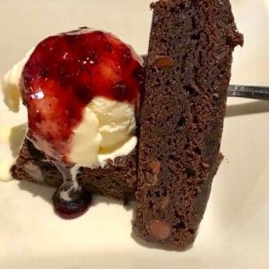 Raspberry Brownie con Helado Vainilla