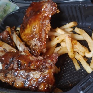 ribs con papas fritas