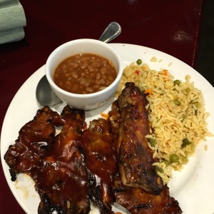 Short ribs con arroz y frijoles dulces