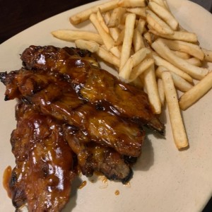 baby ribs con papas fritas