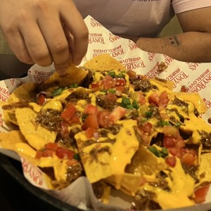 Nachos con queso y cerdo