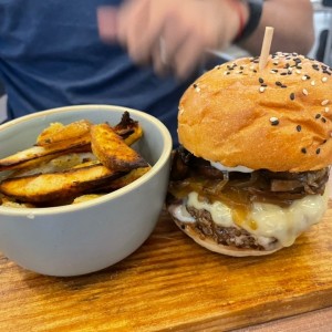 Hamburguesa con papitas fritas 