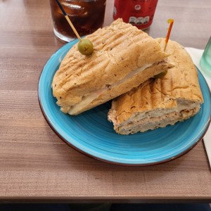 TUNA SANDWICHE CON PAN INTEGRAL