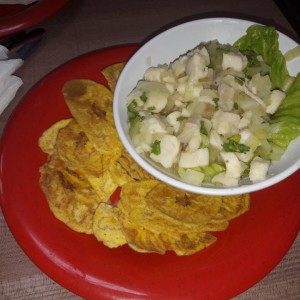 cebiche traditional con chips de yuca 