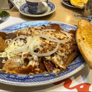 Chilaquiles de pollo con chile guajillo