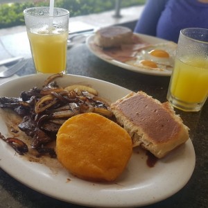 bistec encebollado