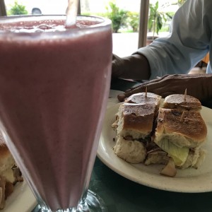 malteada con emparedado de pierna