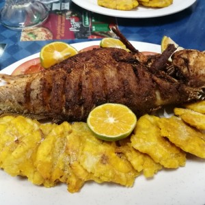 Pescado frito con patacones