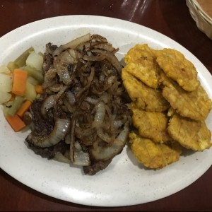 filete encebollado con patacones