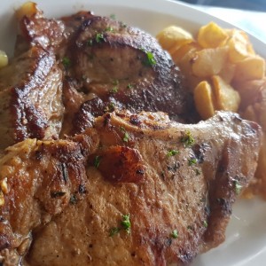 Chuletas con papas fritas