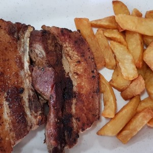 costillas con papas fritas