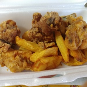 pollo frito picado y papas