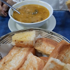 Sopa de pata y pan de la casa