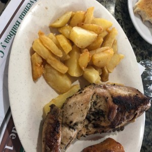 pollo a la parrilla con papas fritas de la casa