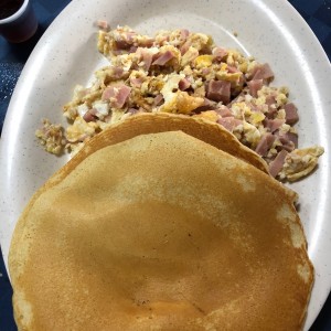 hievos recueltos con jamon y pancake