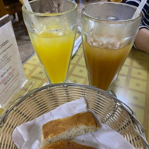 Jugo de naranja y limonada con raspa dura.