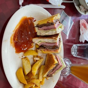 EMPAREDADOS - Club Sandwich