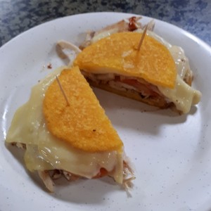 Emparedado de pollo y mozzarella en tortilla