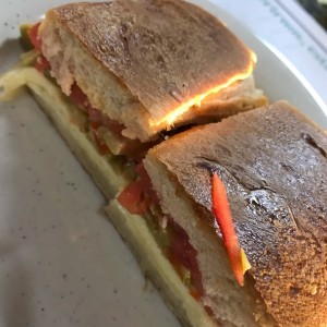 Mozzarella con tomate y aceitunas