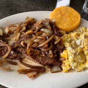  bistec encebollado a caballo