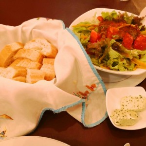 Ensalada, pan y mantequilla casera. 