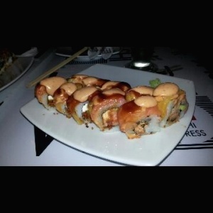 Roll con queso crema platano y salmon con topping de chipotle