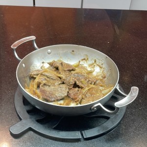 Carne encebollada