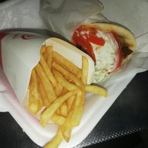 Gyro de carne con papas fritas 