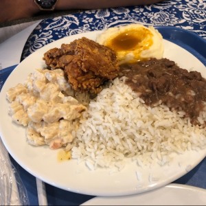 Ensalada de Papas, Pure, Arroz, Pollo Frito y Porotos! 