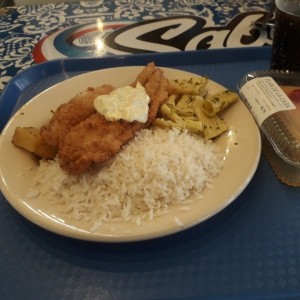 Filete de Pescado apanado con Arroz y Fideos 