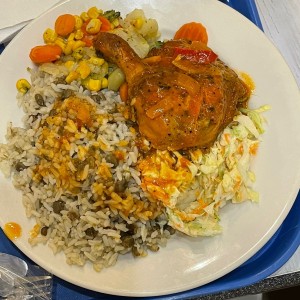 Pollo guisado con arriz y vegetales