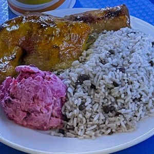 Pollo asafo con arroz y ensalada