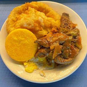 Carne guisada con hojaldre y tortillas