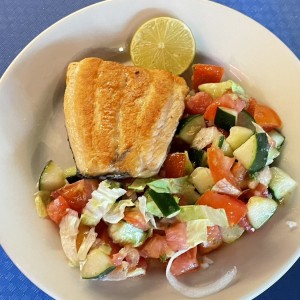 Salmon con ensalada