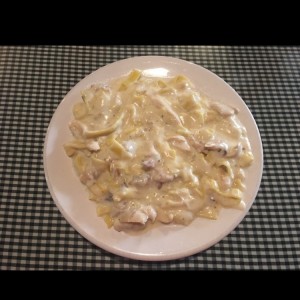 Fetuccini Alfredo con pollo.