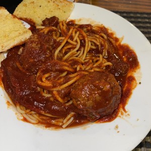 Pasta con bolas de carne