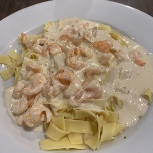 Fettucinni con camarones en salsa blanca