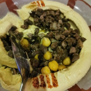 Humus con carne