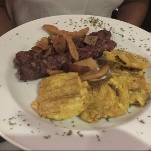 cordero con patacones, sabor fuerte