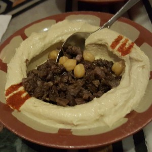 Hummus con carne