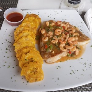 corvina en salsa de camarones