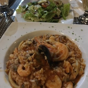 Risotto de marisco con su ensalada