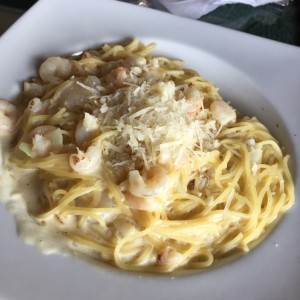 espaguetti alfredo con camarones