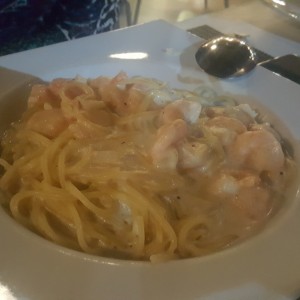 Spaguetti Alfredo con Camarones