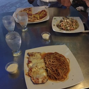 pizza hawaiiana, spaghetti fruti di mare y filete parmigiana