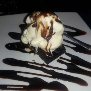 Brownie con helado de vainilla