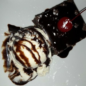 Brownie caliente con helado de vainilla