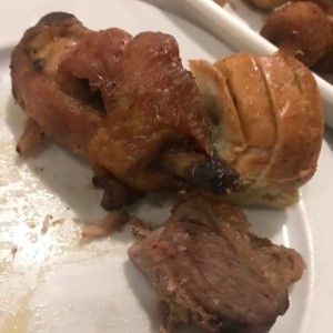 Pan de ajo, corte de pollo, y corte de carne de res