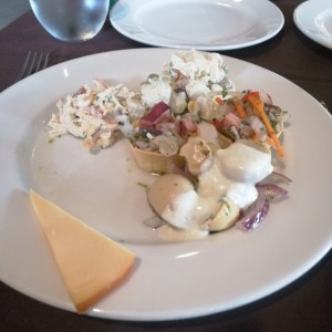 Ensalada, ceviche, queso ahumado 