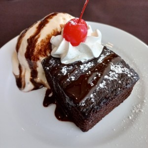 Pastel de chocolate con helado